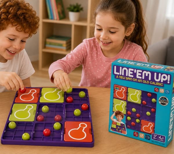 أطفال يلعبون لعبة Line Em Up
